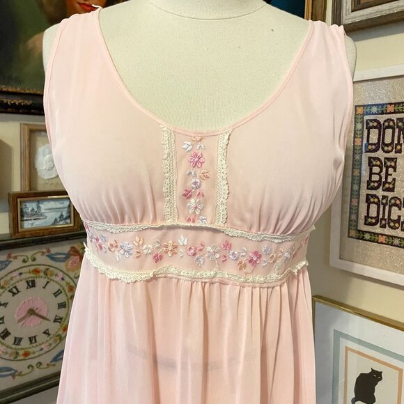 70s Vintage Pink Sleeveless Nightgown With Floral Embroidery & Lace Trim Size M - Picture 2 of 6